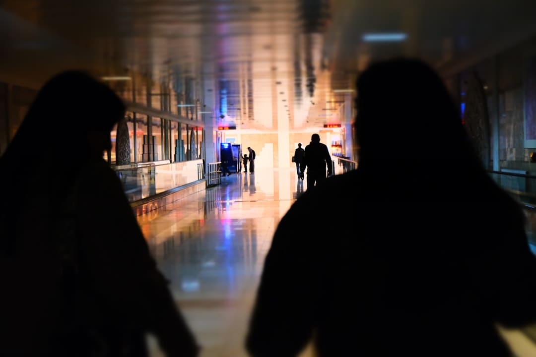 华晨宇举饭撒牌满场跑了6分钟 综艺生计的洒脱休止符